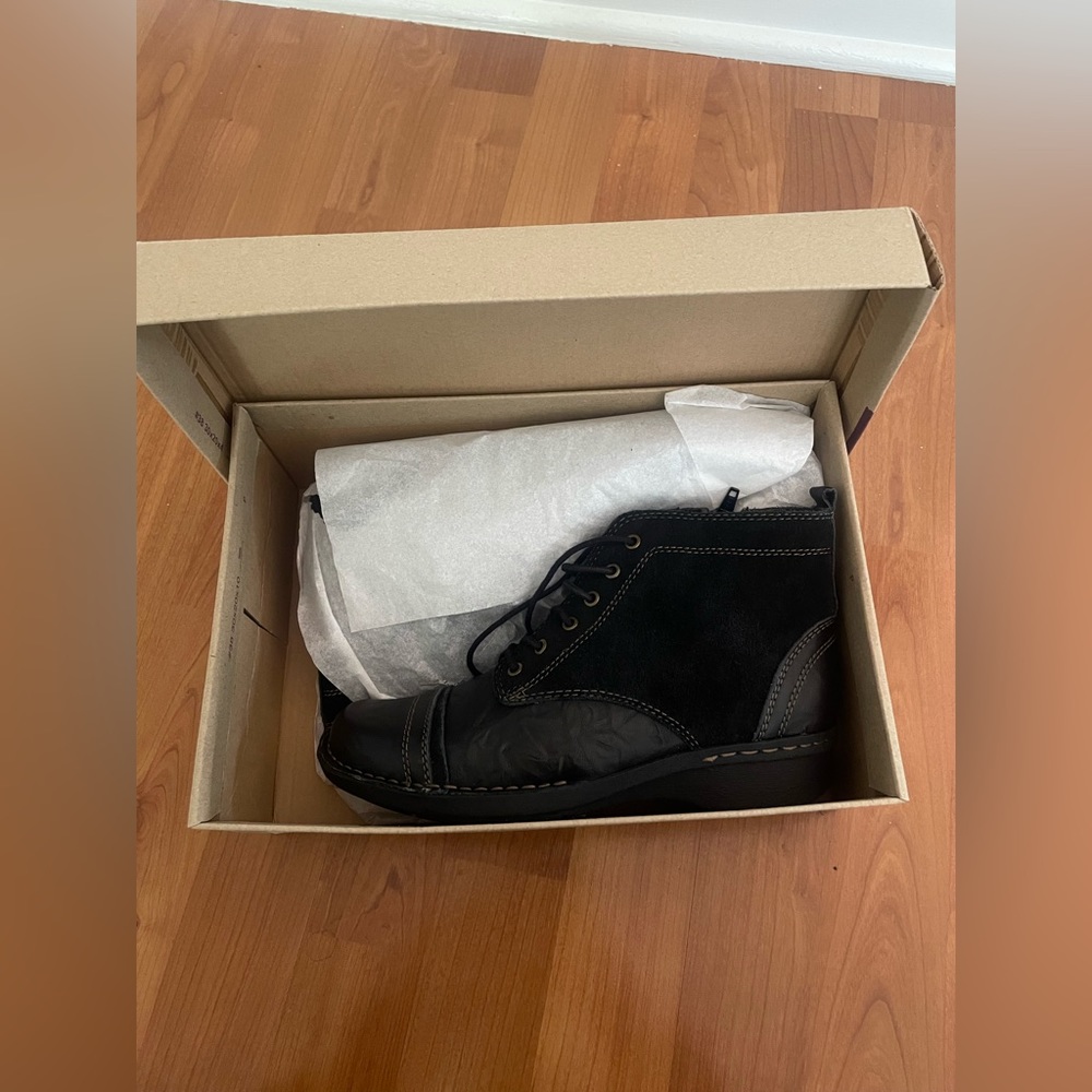 Clarks Booties Women 6.5 New in Box